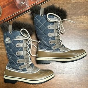 Sorel waterproof winter boots size 8